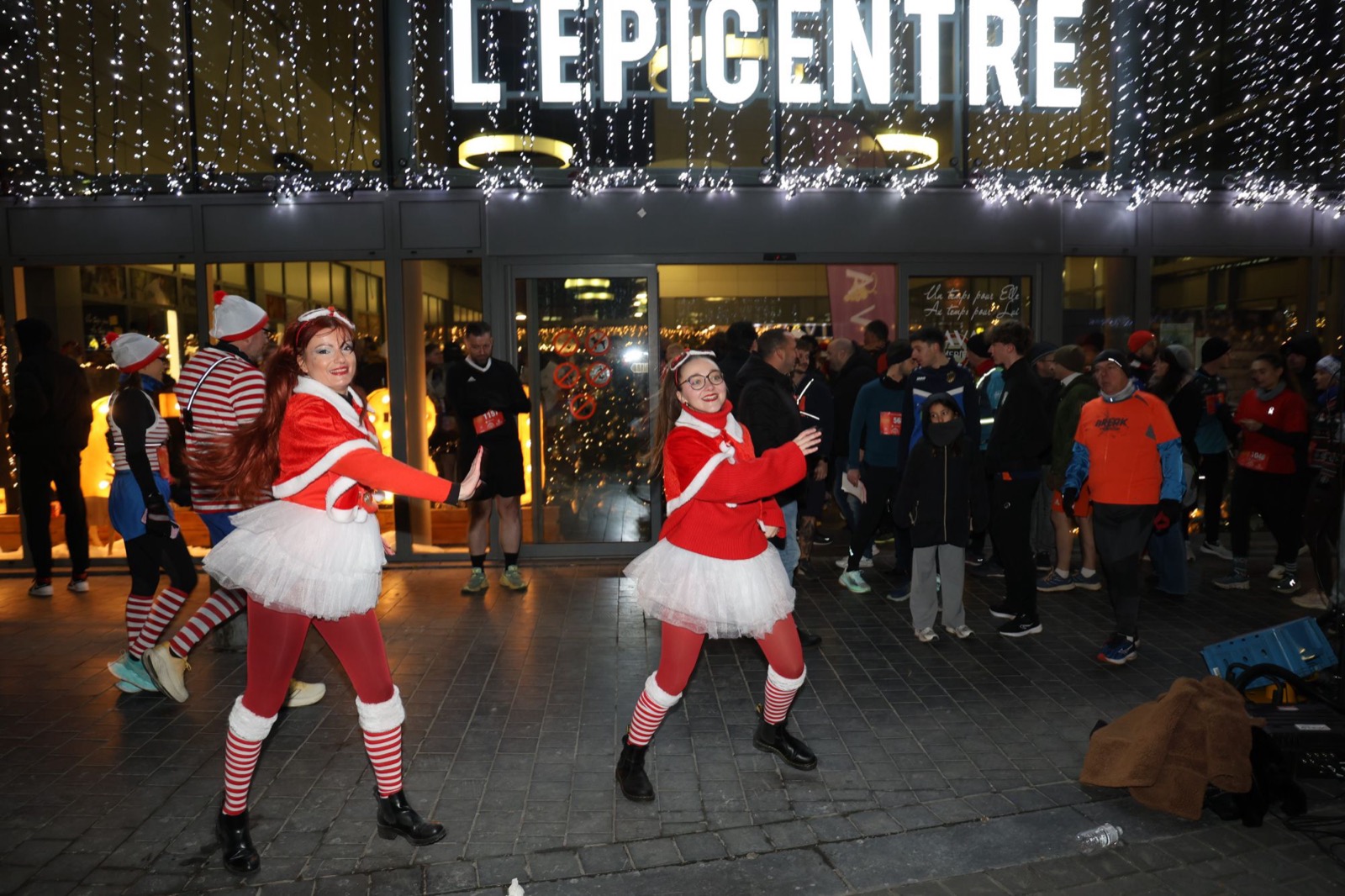 Deux participantes déguisées en mère Noël devant L'Épicentre