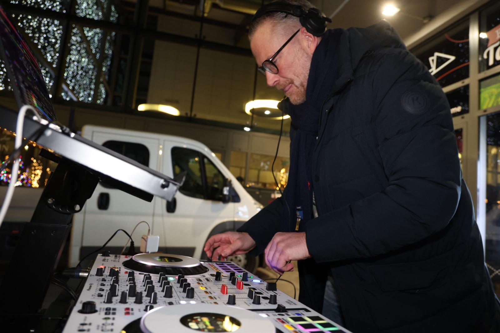 Le DJ aux commandes de sa console avant le départ