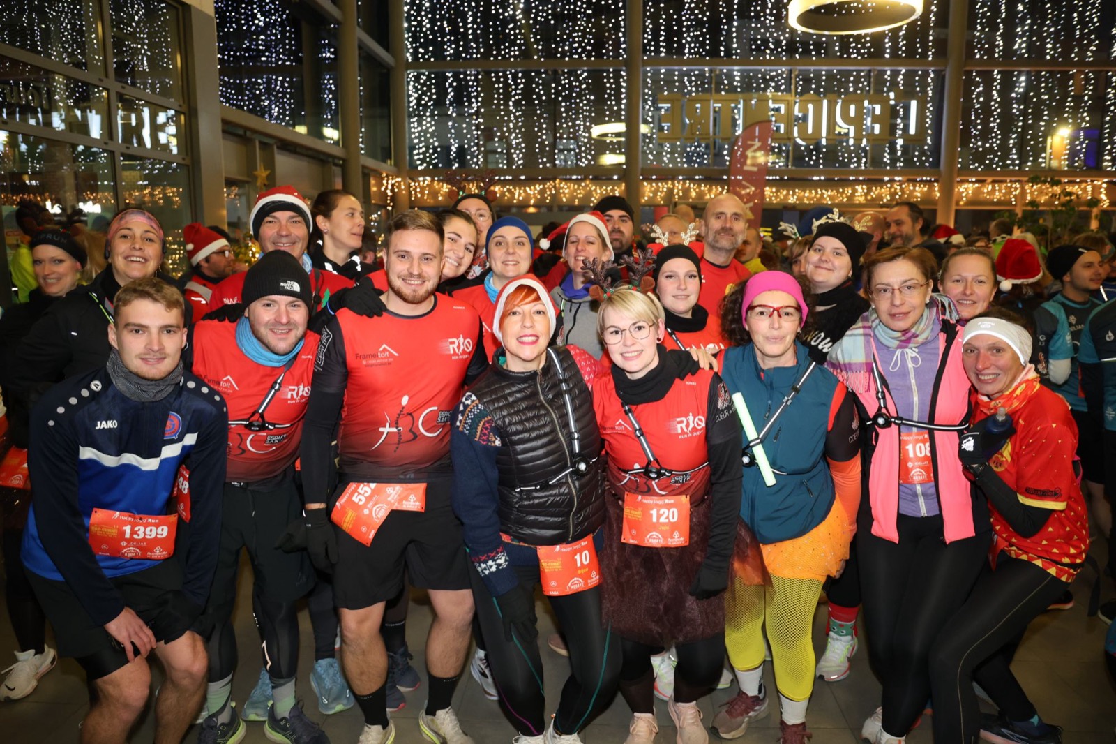 Un grand groupe de coureurs posant sous les illuminations