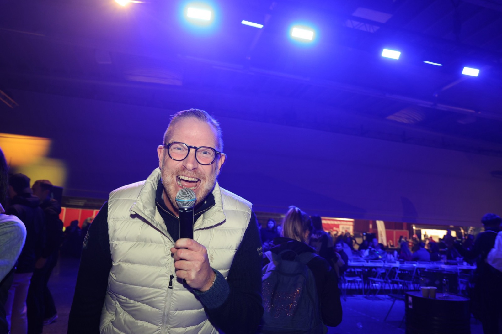 L'animateur au micro dans la salle